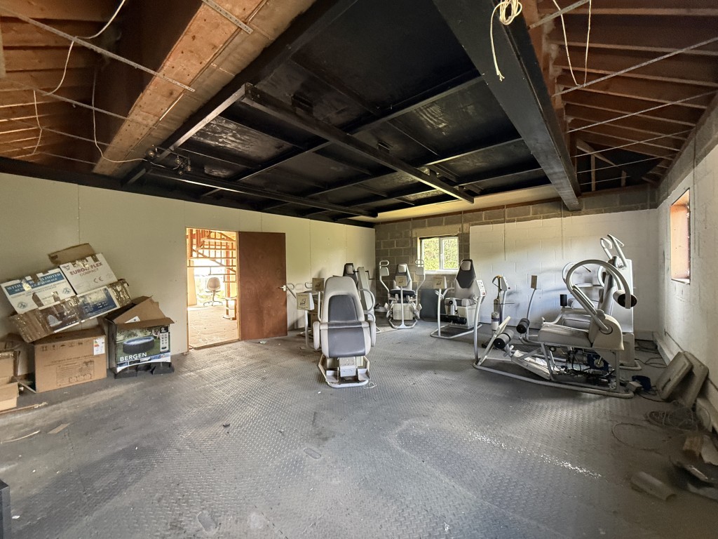 Lot: 114 - DETACHED BUNGALOW WITH APPROXIMATELY 11.6 ACRES, REQUIRING RENOVATION - Part of the extension area to the property